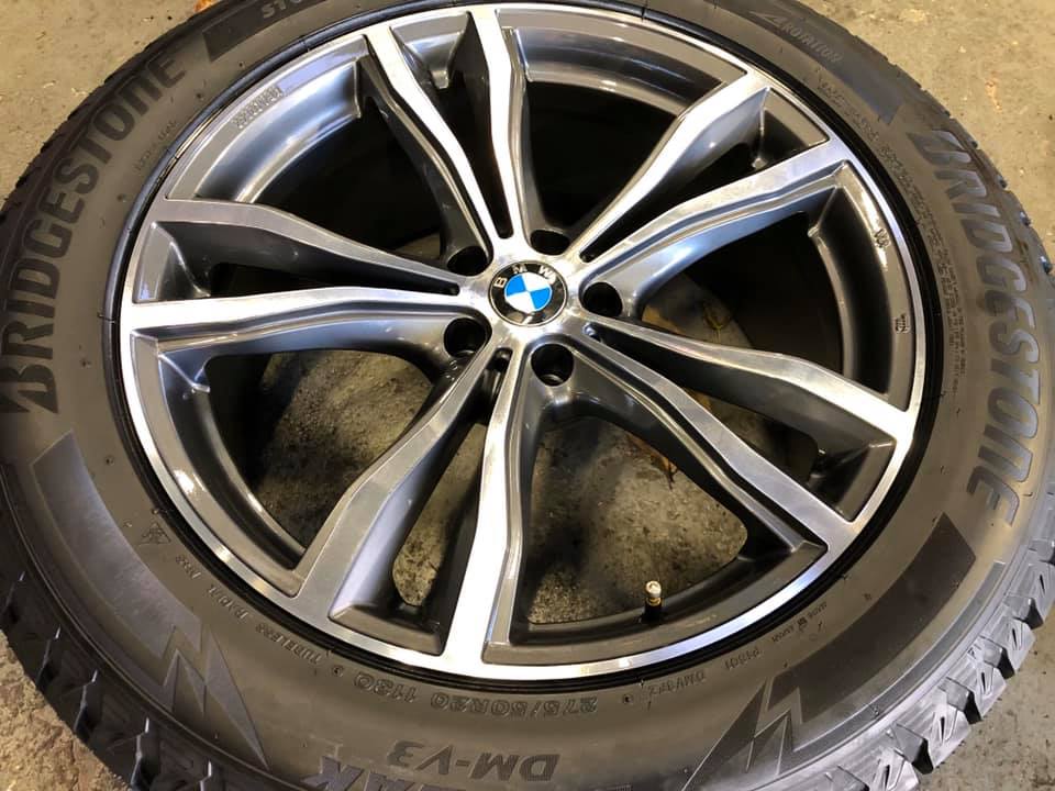BMW X7にスタッドレスタイヤ装着！