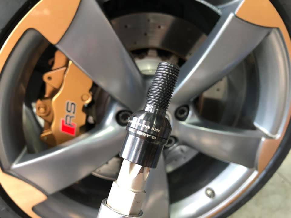 AUDI RS3 タイヤ交換作業！