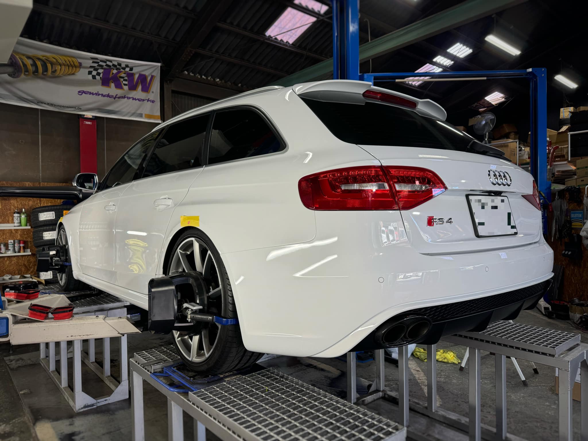 AUDI RS4  X  KW V3！