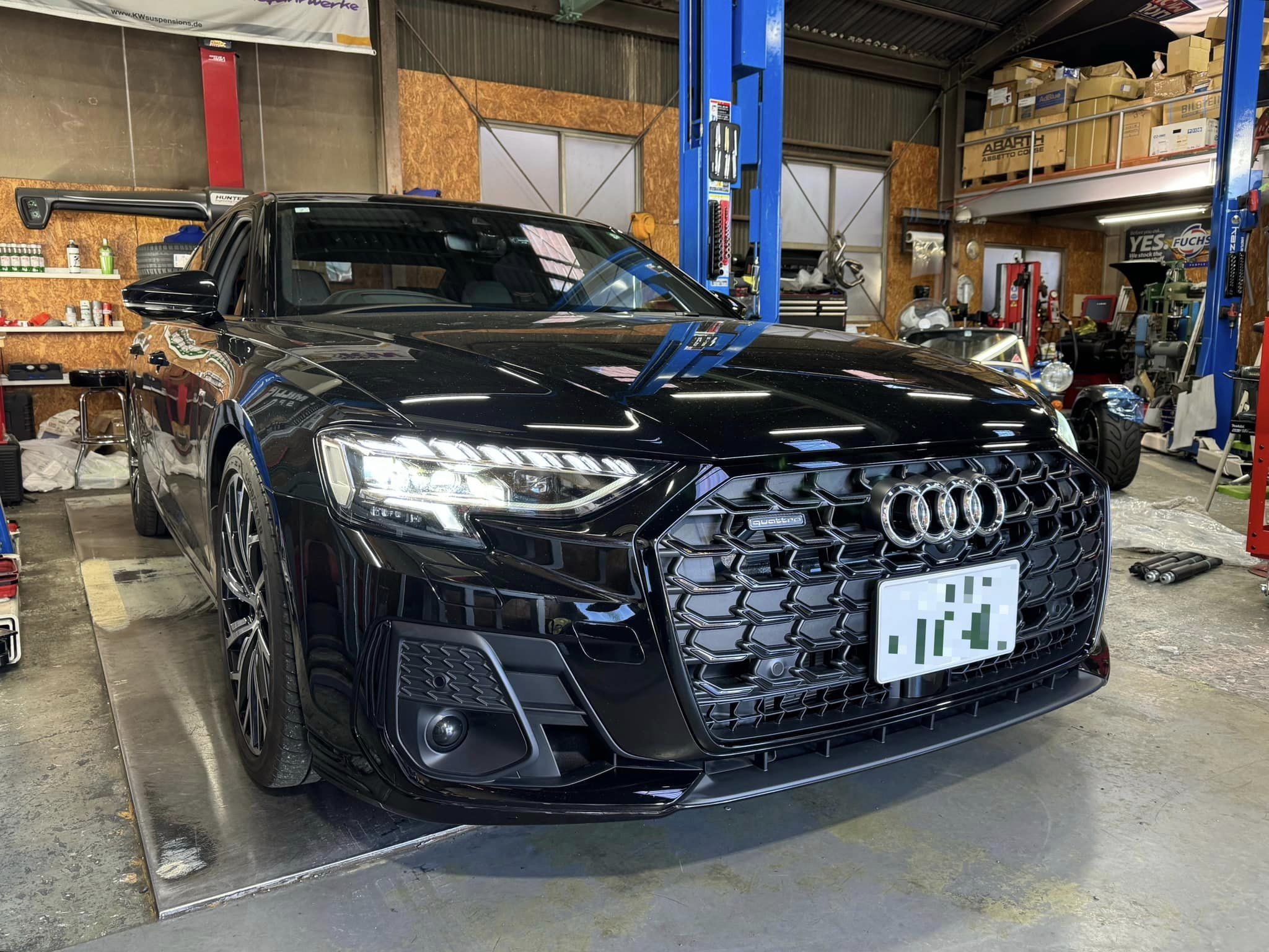 AUDI A8  X  ASCエアサスコントローラー！