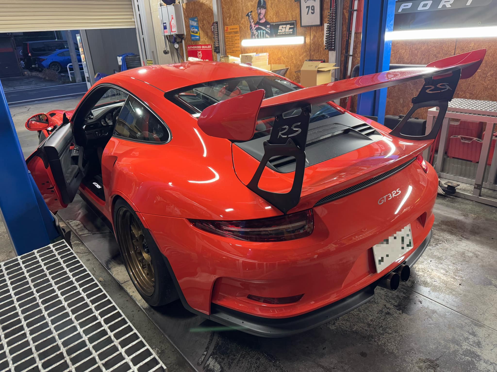 GT3RS ハーネス取付にステアリング交換！