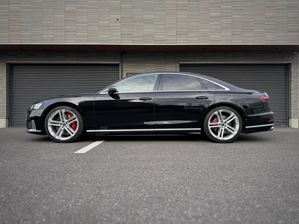 AUDI S8  X  ASCエアサスコントローラー！