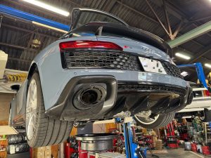 R8 V10 エンジンオイル交換！