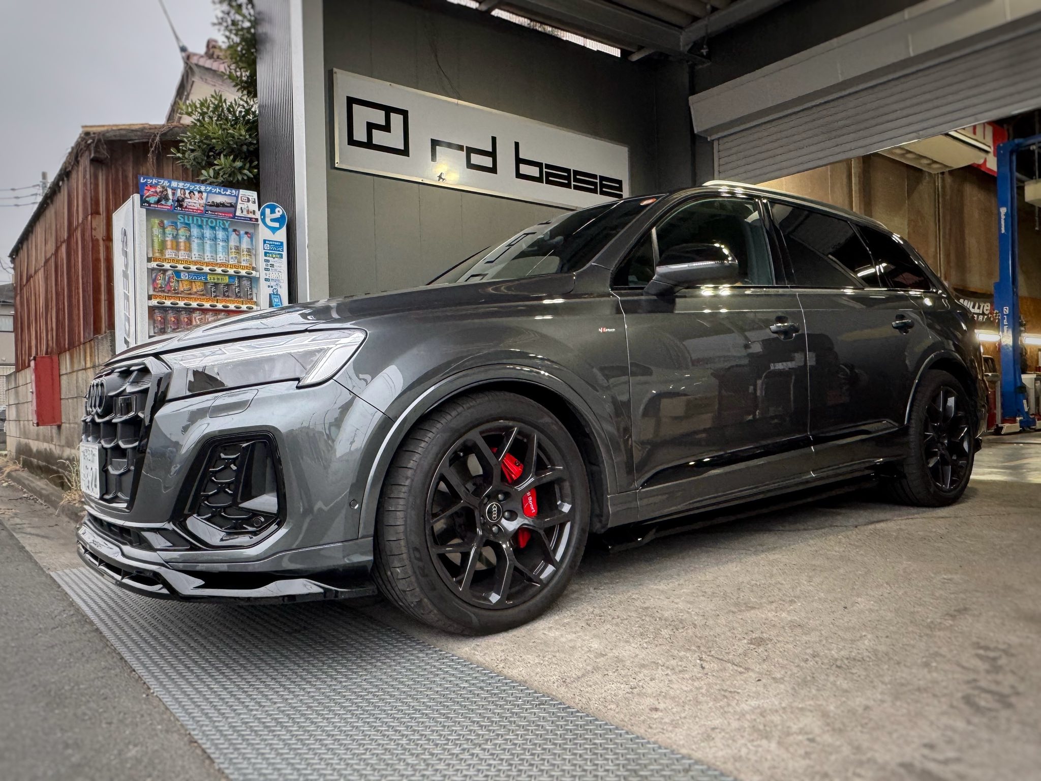 AUDI Q7 エアロ取付！