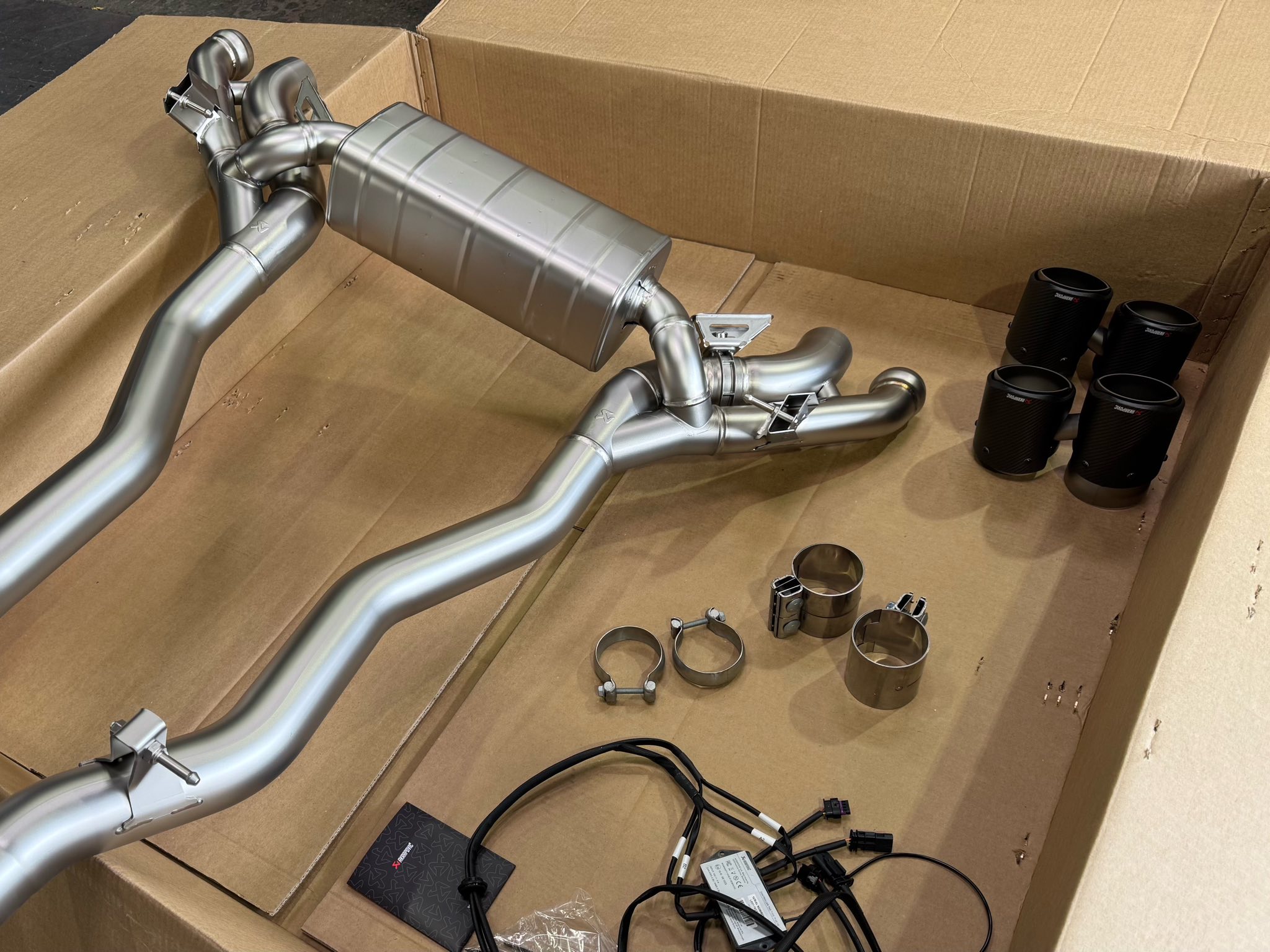 G90M5  X  Akrapovic！